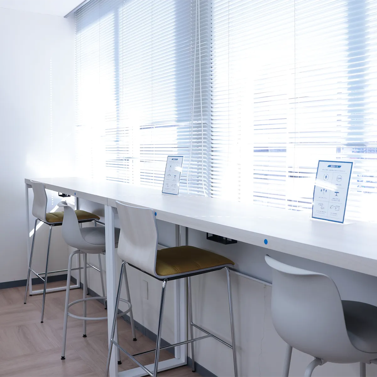 窓際カウンター席（フリースペース） |「副資材、パーツ販売の老舗- 株式会社カジテック