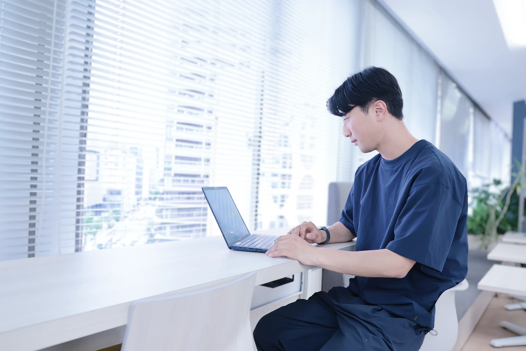 FILE03：本社海外営業_カジテックの働きやすさ |「副資材、パーツ販売の老舗- 株式会社カジテック