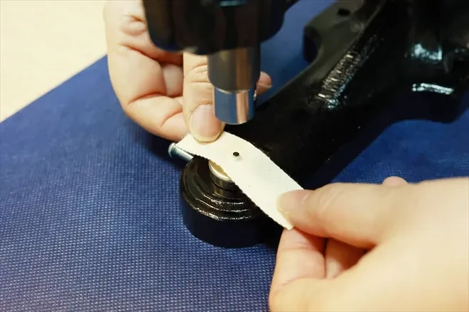 ハンドプレス機　穴あけ